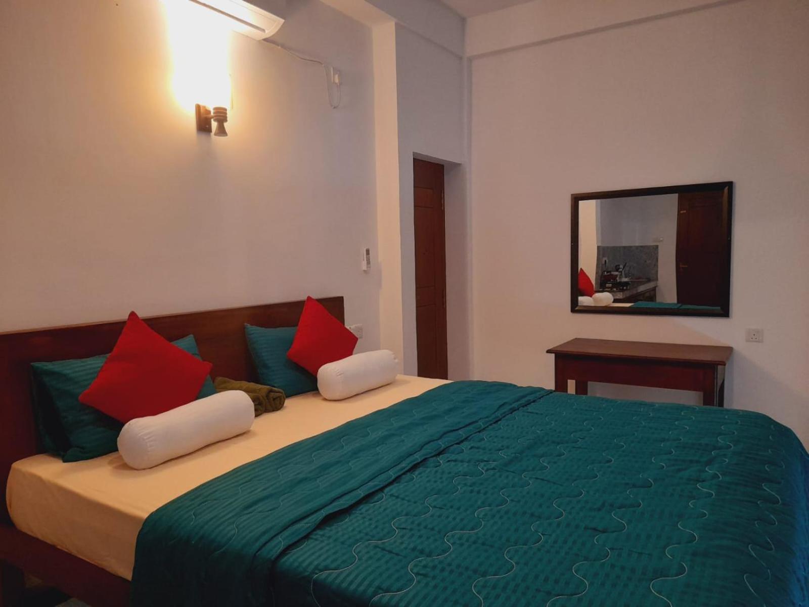 New Sea Lion Guest House Хиккадува Экстерьер фото