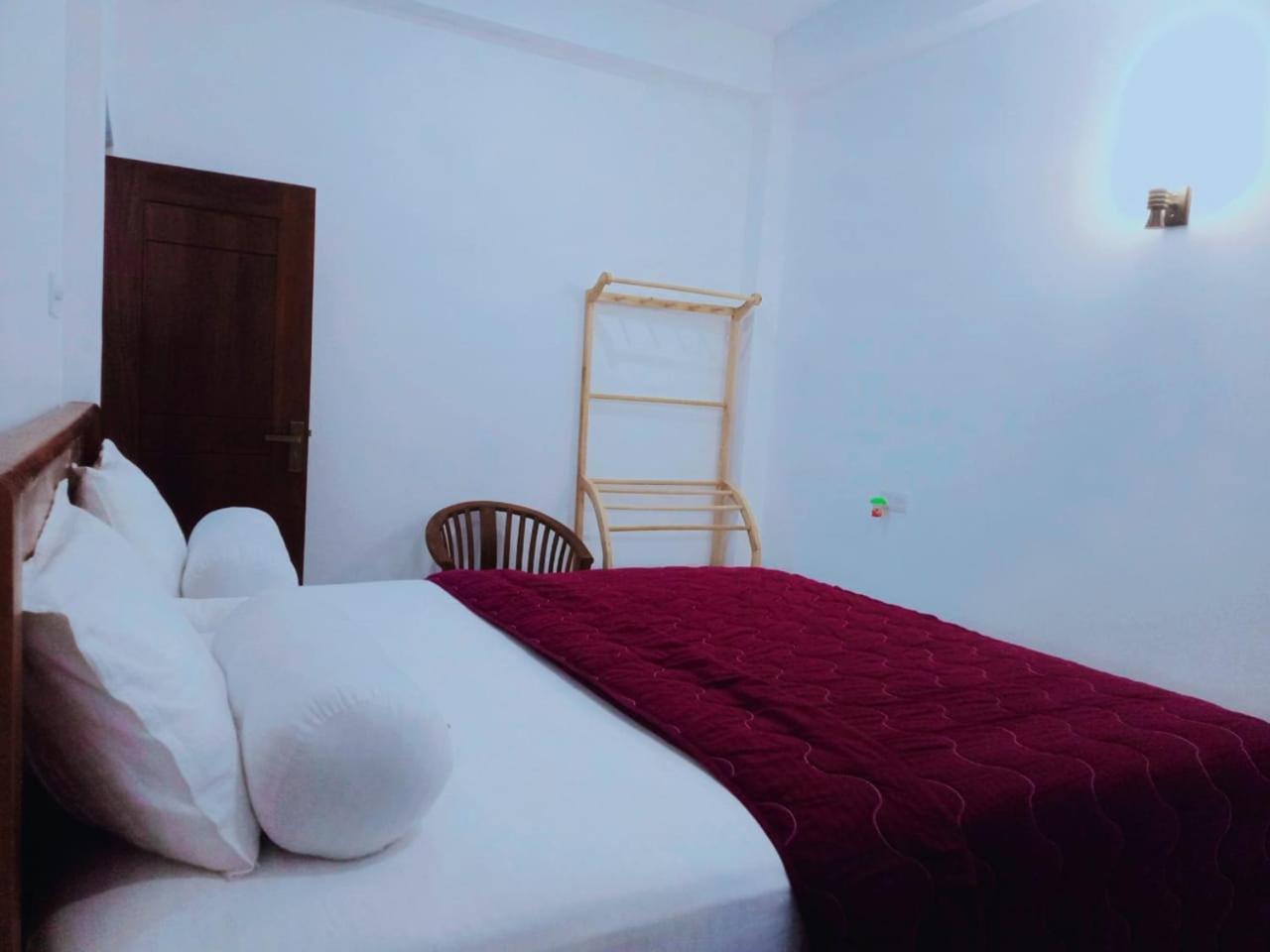 New Sea Lion Guest House Хиккадува Экстерьер фото