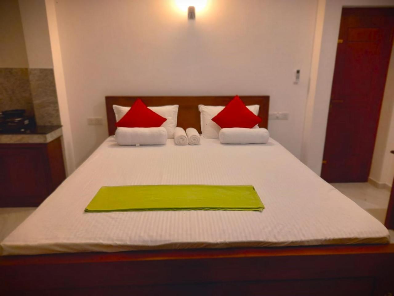New Sea Lion Guest House Хиккадува Экстерьер фото