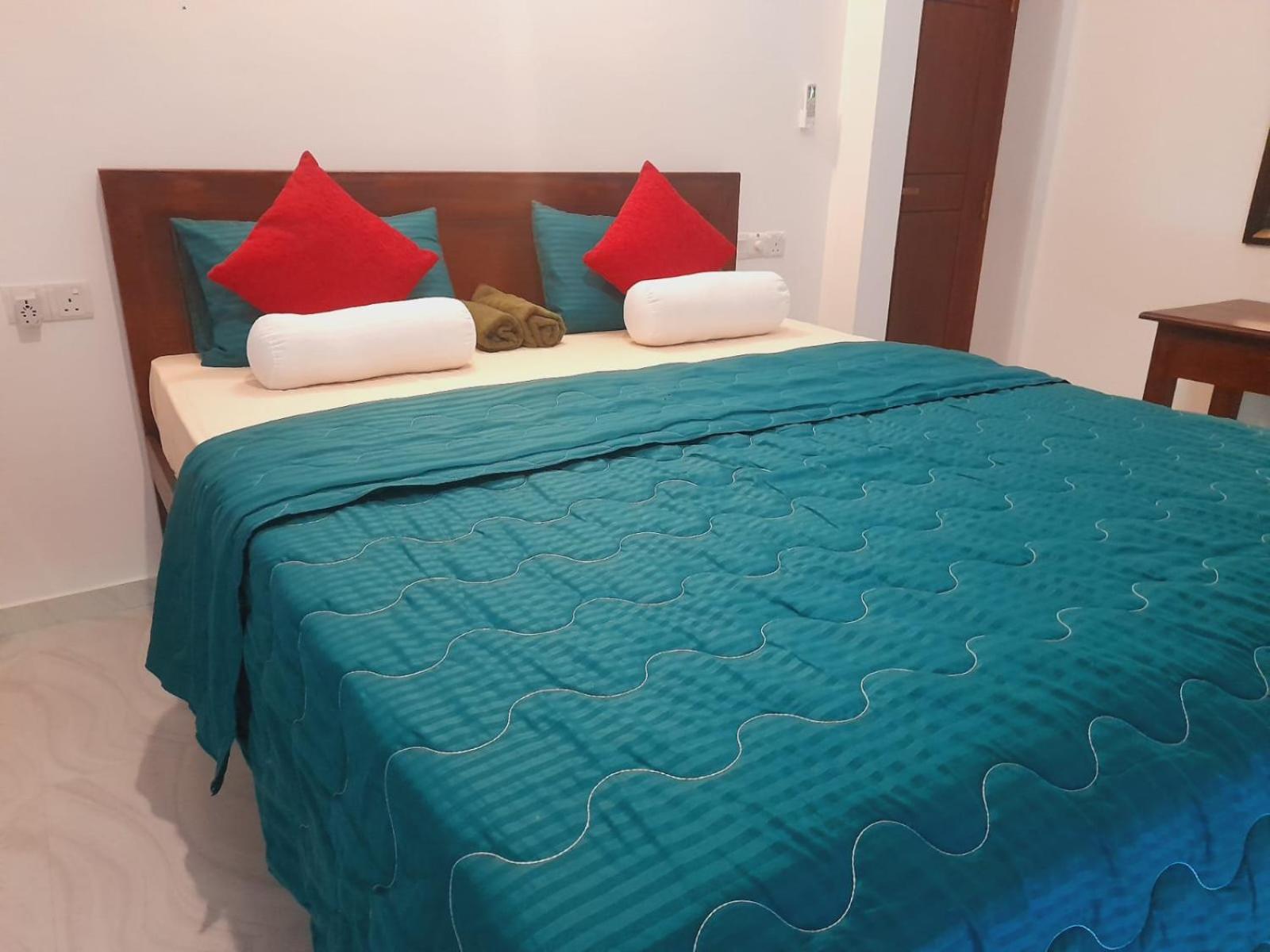 New Sea Lion Guest House Хиккадува Экстерьер фото
