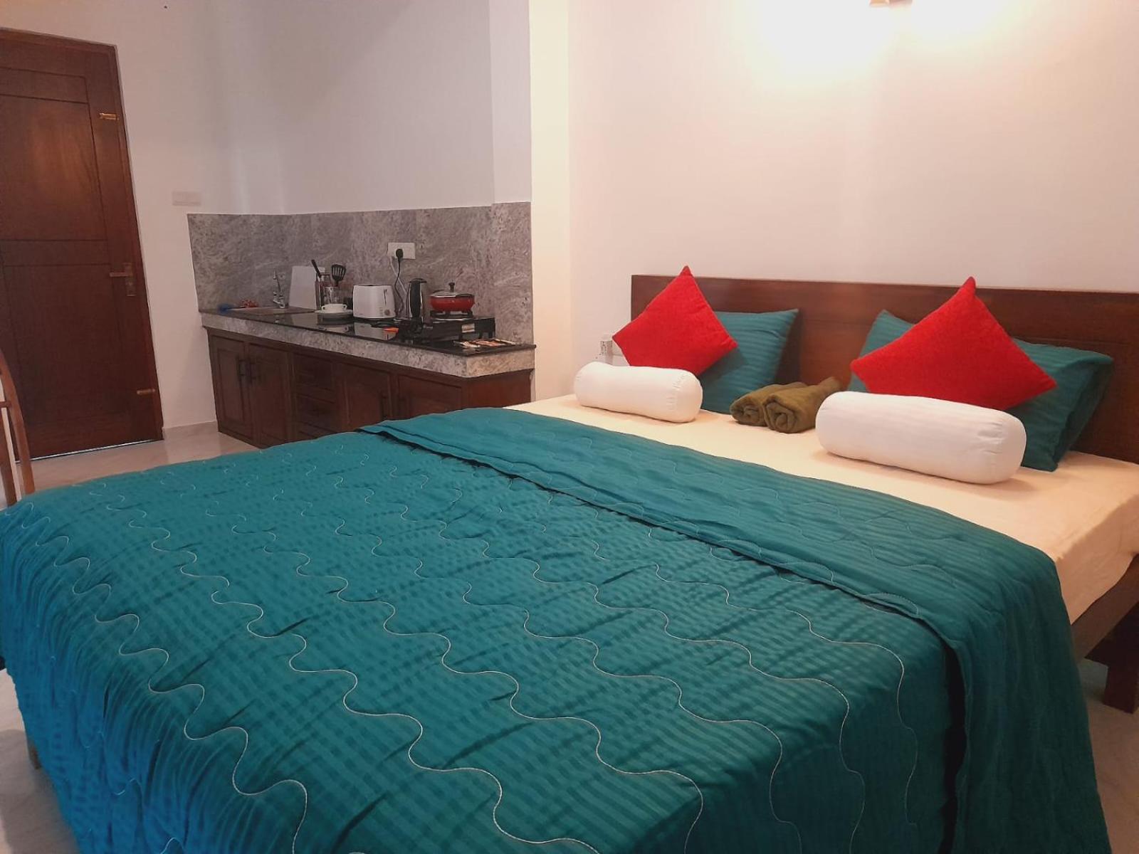 New Sea Lion Guest House Хиккадува Экстерьер фото