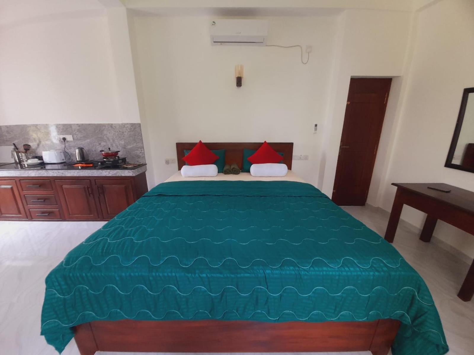 New Sea Lion Guest House Хиккадува Экстерьер фото