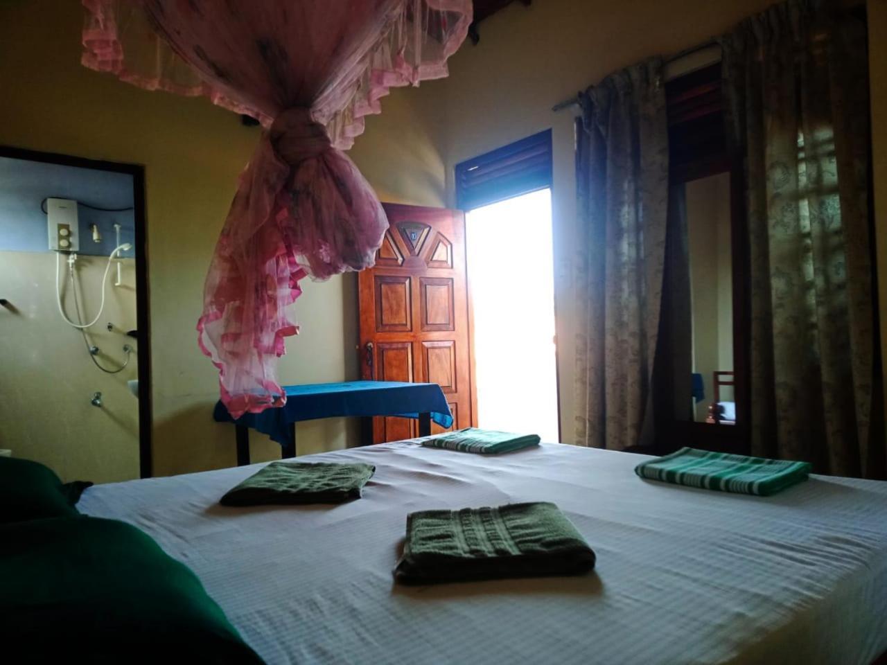 New Sea Lion Guest House Хиккадува Номер фото