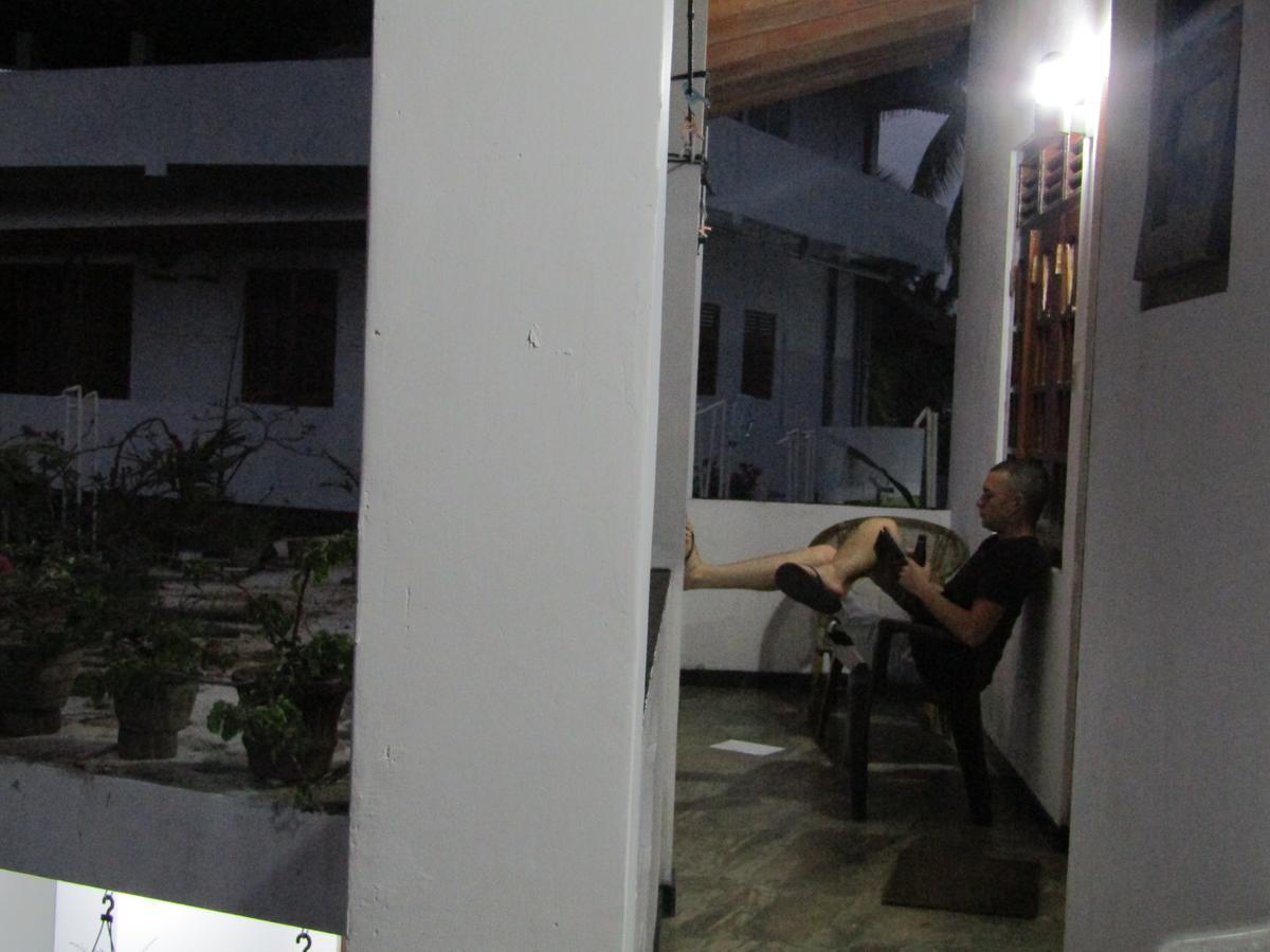 New Sea Lion Guest House Хиккадува Экстерьер фото